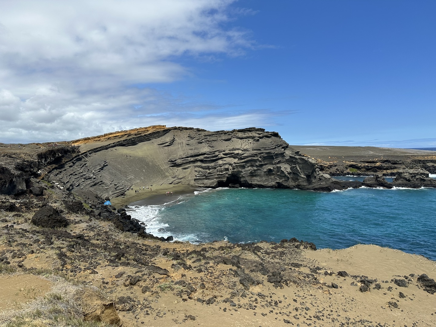 First stop was a 1h hike to the beach in this bay that is full of 'Green' Sand