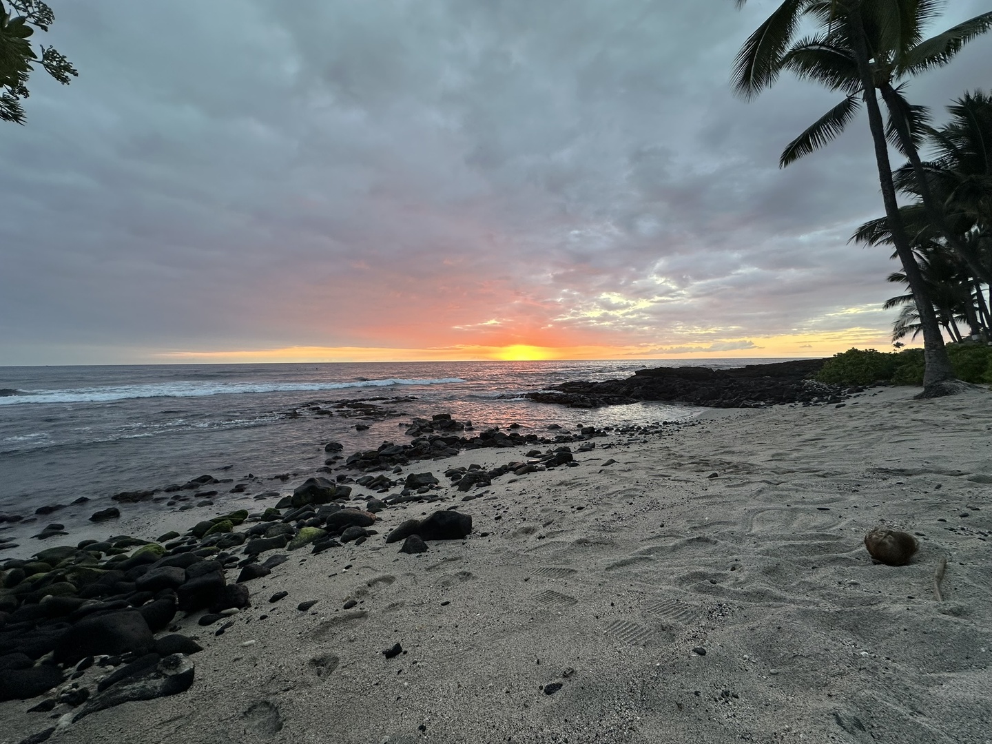 The last sunset on big island right in front of my hostel